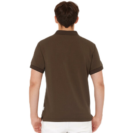 mannen polo bruin